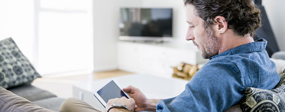 Man leest over de belangrijkste beleggingsrisico's op zijn tablet.