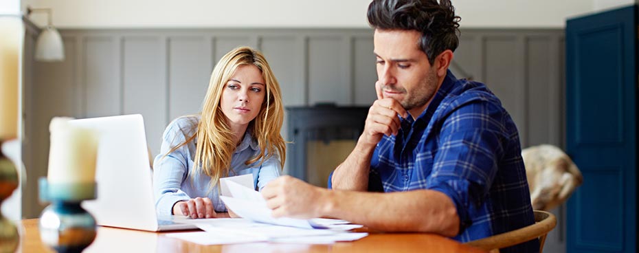 Man en vrouw gaan uit elkaar en verdelen hun financiën.